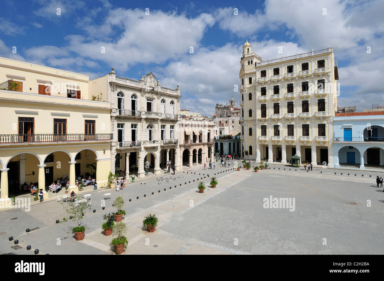 L'Avana. Cuba. Vista su Plaza Vieja e l'Edificio Gomez Vila (edificio alto a destra), La Habana Vieja / Avana Vecchia. Foto Stock