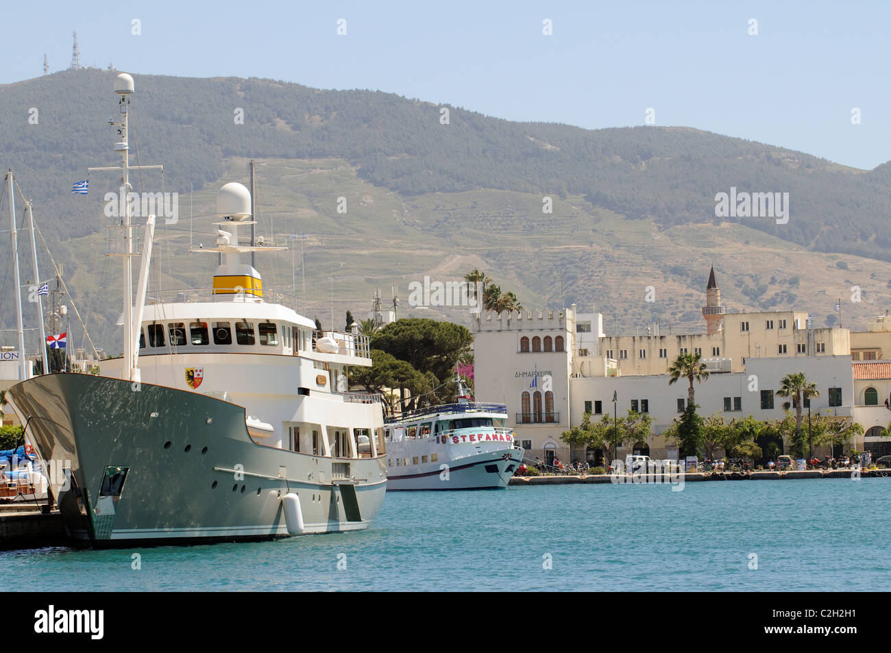 Visita di motor yacht battenti bandiera Maltese a fianco sulla città di Kos Harbour sulla isola di Kos Grecia Foto Stock