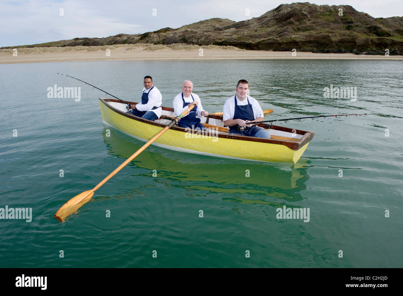 Westcountry chef Rick Stein, Nathan fuorilegge e Michael Caines sat in una barca con canne da pesca, Camel estuary, Padstow Cornwall Foto Stock