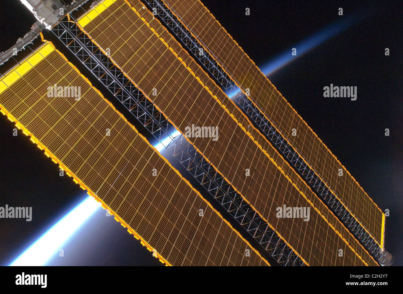 Terra del trend con orizzonte di riferimento e la Stazione Spaziale Internazionale del solare pannelli array. Foto Stock