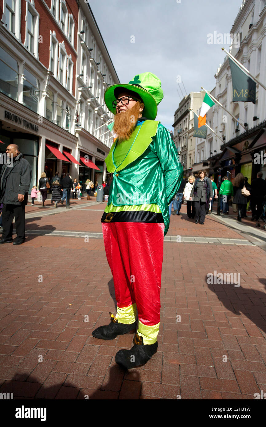 Una persona vestita come una leprechaun su Dublino Grafton Street in Irlanda si festeggia San Patrizio giorno di marzo 17th. Foto Stock