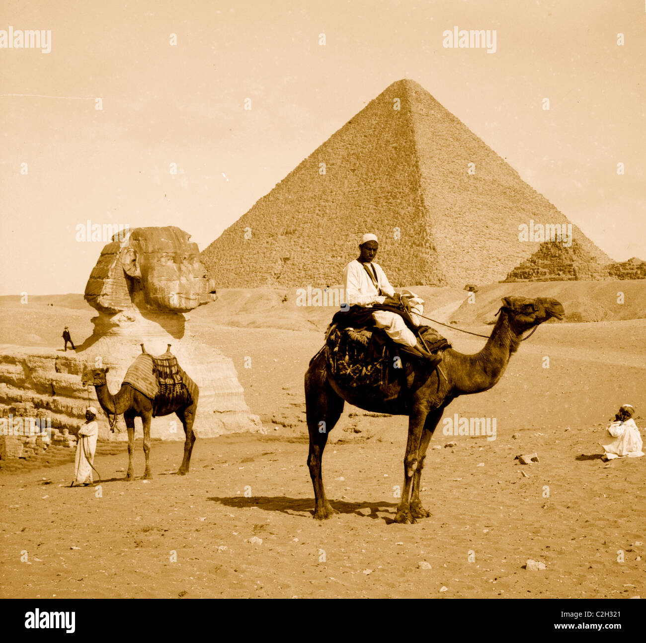 L'Egitto, la Grande Piramide, la Sfinge, uomo sul cammello Foto Stock