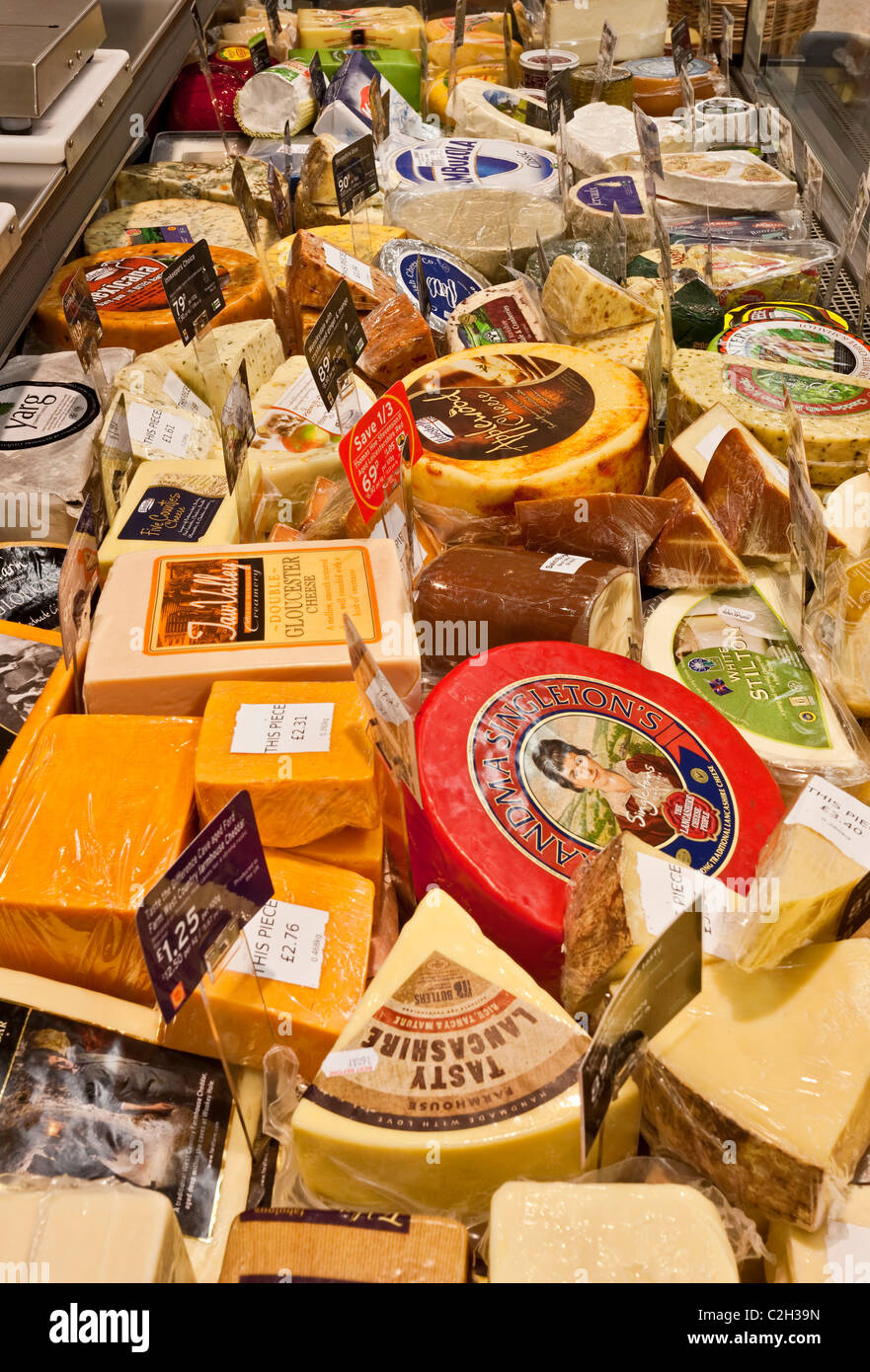 Display del formaggio in un negozio di specialità gastronomiche Foto Stock