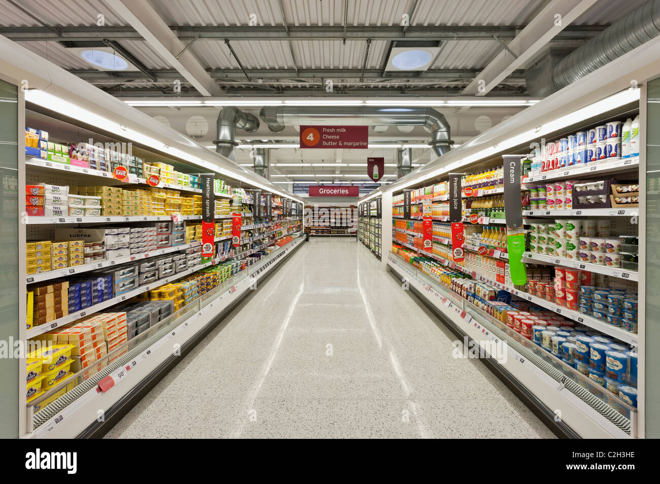 Visualizzazione dei prodotti lattiero-caseari in un supermercato Foto Stock