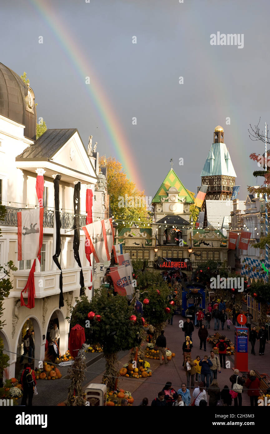Un arcobaleno oltre l'Europa-Park, ruggine, Germania Foto Stock