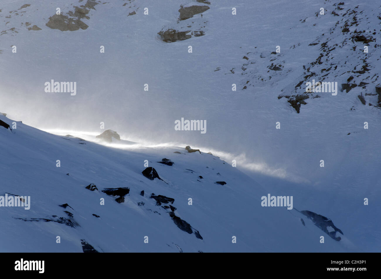 Essendo la neve soffiata da un forte vento di Haute Maurienne, Francia Foto Stock