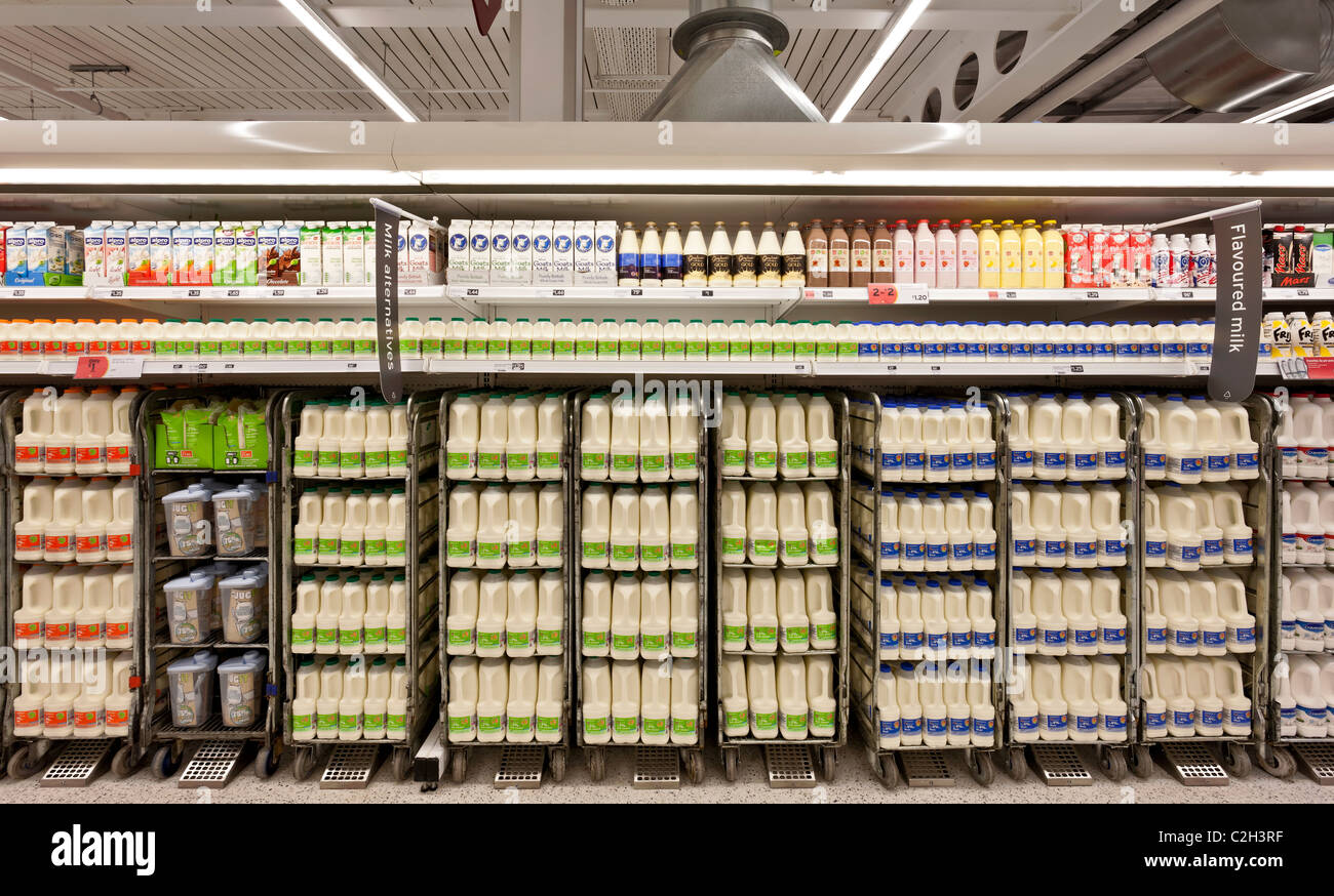 Display del latte in un supermercato Foto Stock