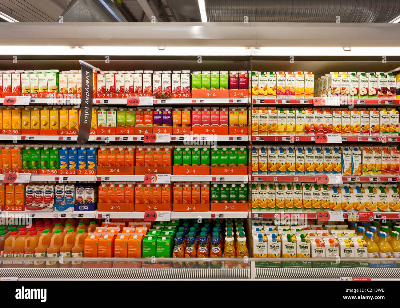 Visualizzazione di succhi di frutta in un supermercato Foto Stock