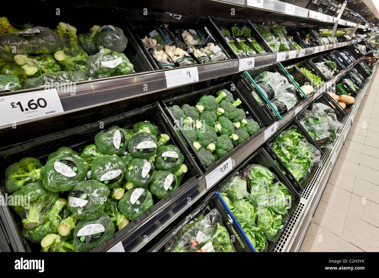 Visualizzazione di verdura verde in un supermercato Foto Stock