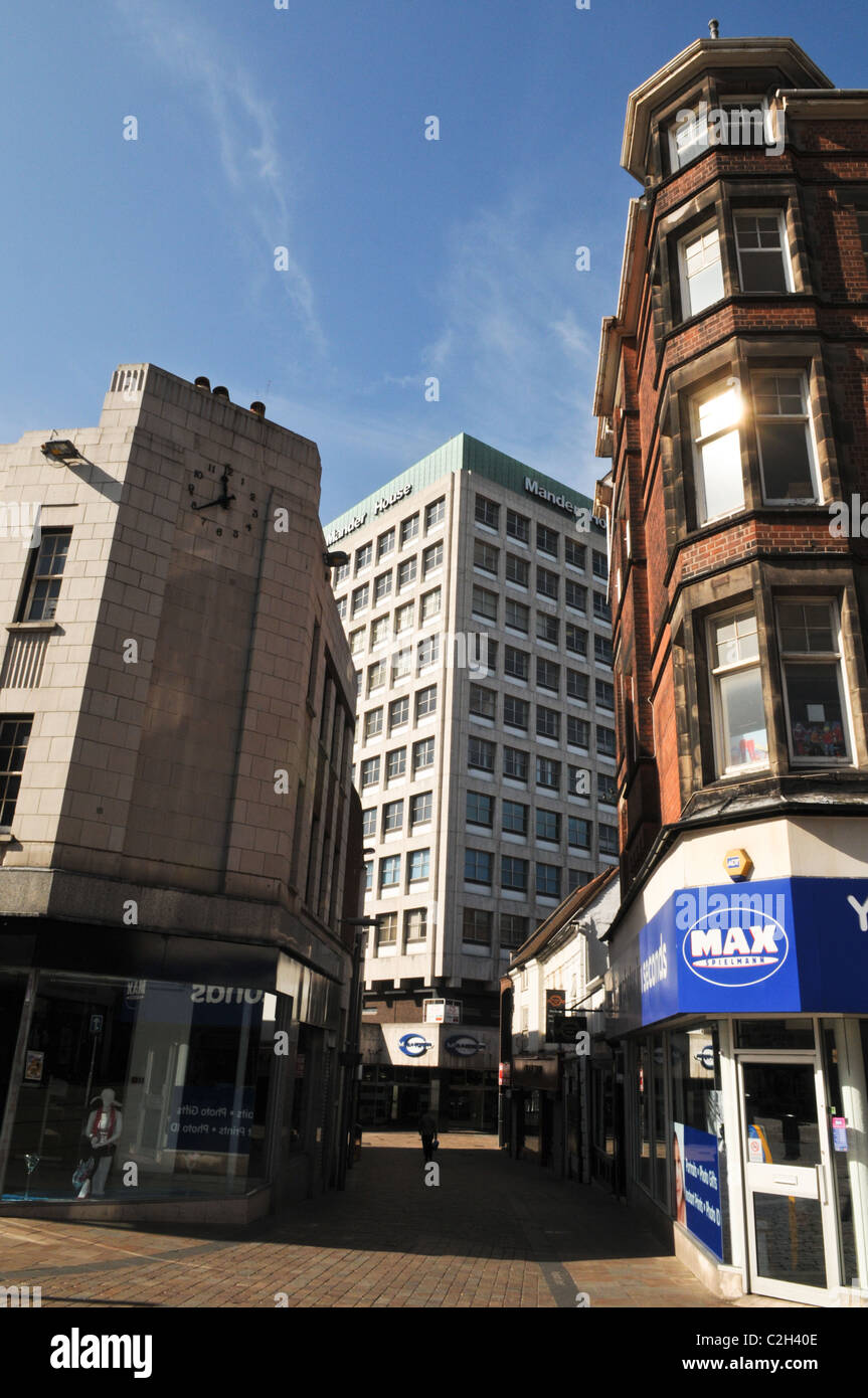 Wolverhampton cityscape di tre contrastanti gli stili architettonici compresi Vittoriano, Art Deco e modernista Centro Mander Foto Stock