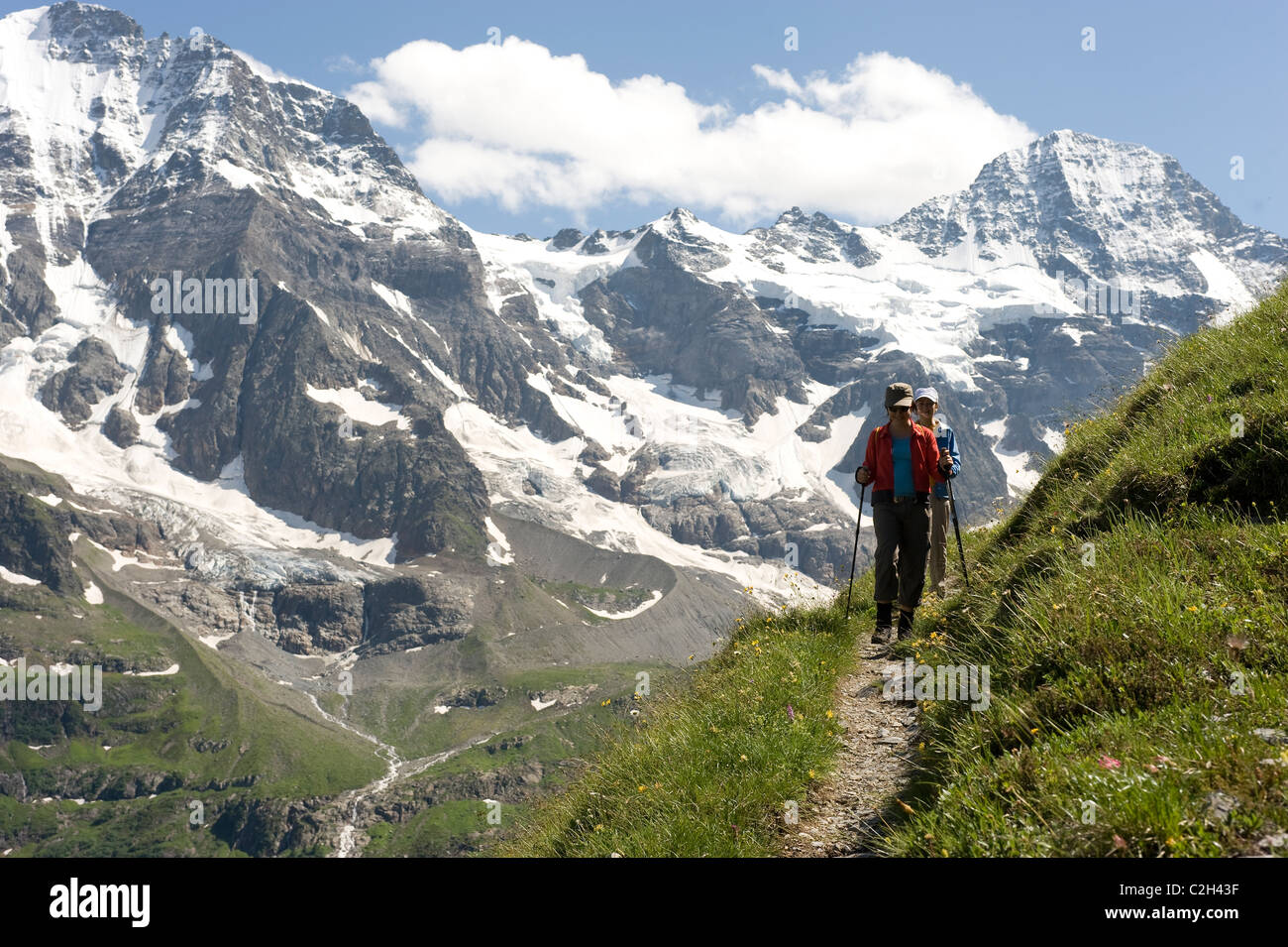 Gli escursionisti su un pendio di montagna, Lauterbrunnental, Svizzera Foto Stock