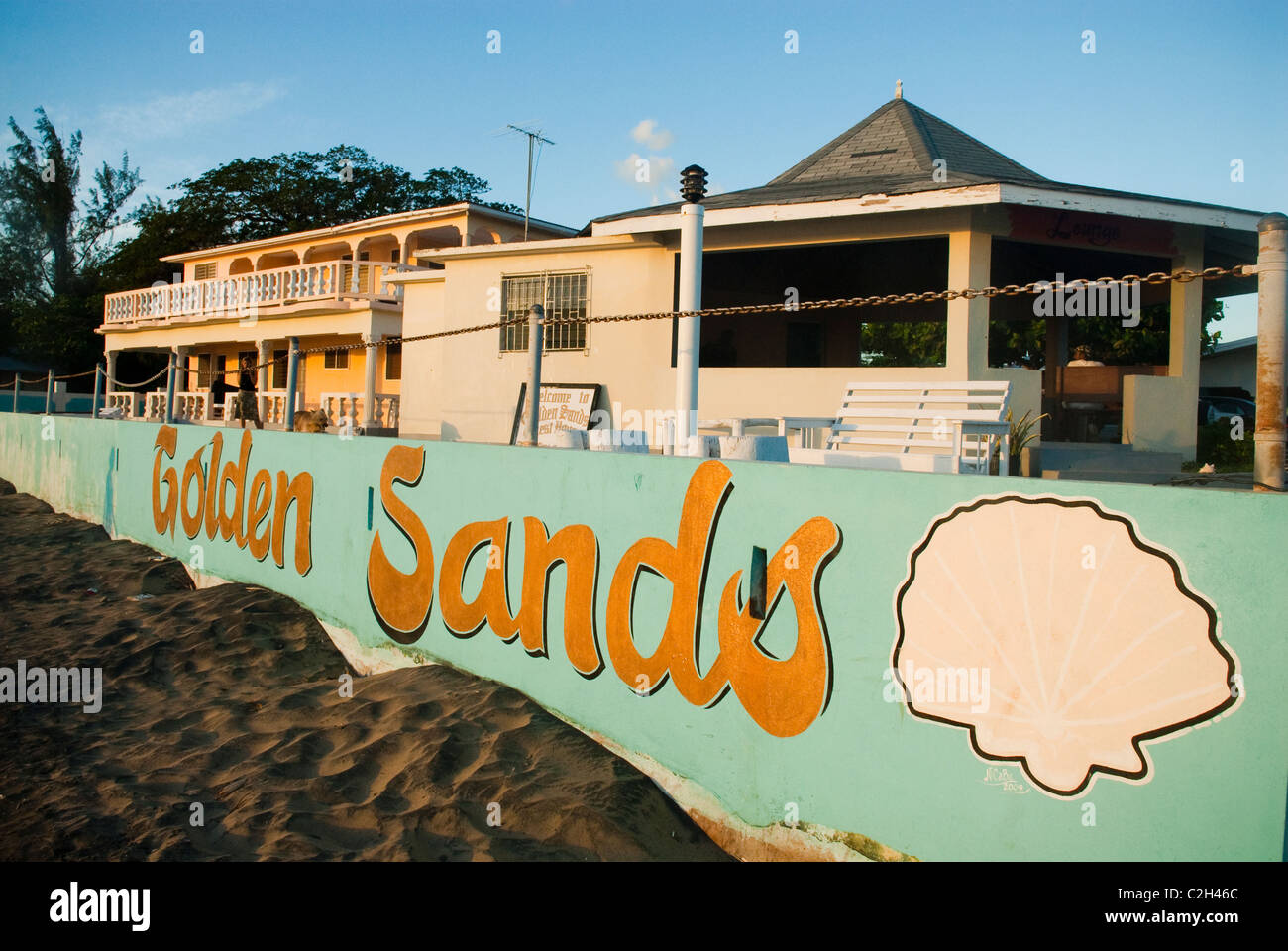 Golden Sands Beach Resort sul francese della baia di Treasure Beach, St Elizabeth, Giamaica. Foto Stock