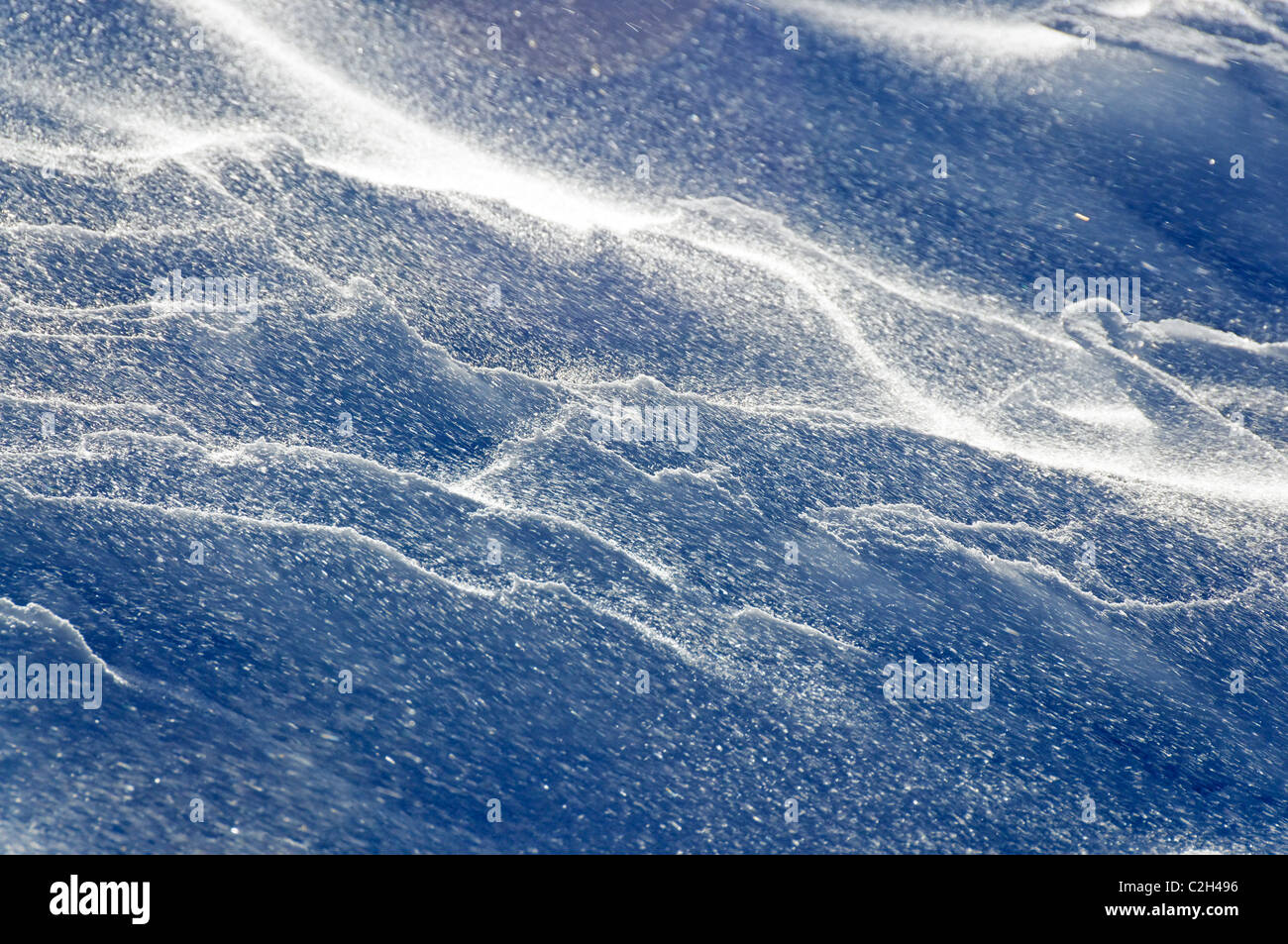 Essendo la neve soffiata da un forte vento di Haute Maurienne, Francia Foto Stock
