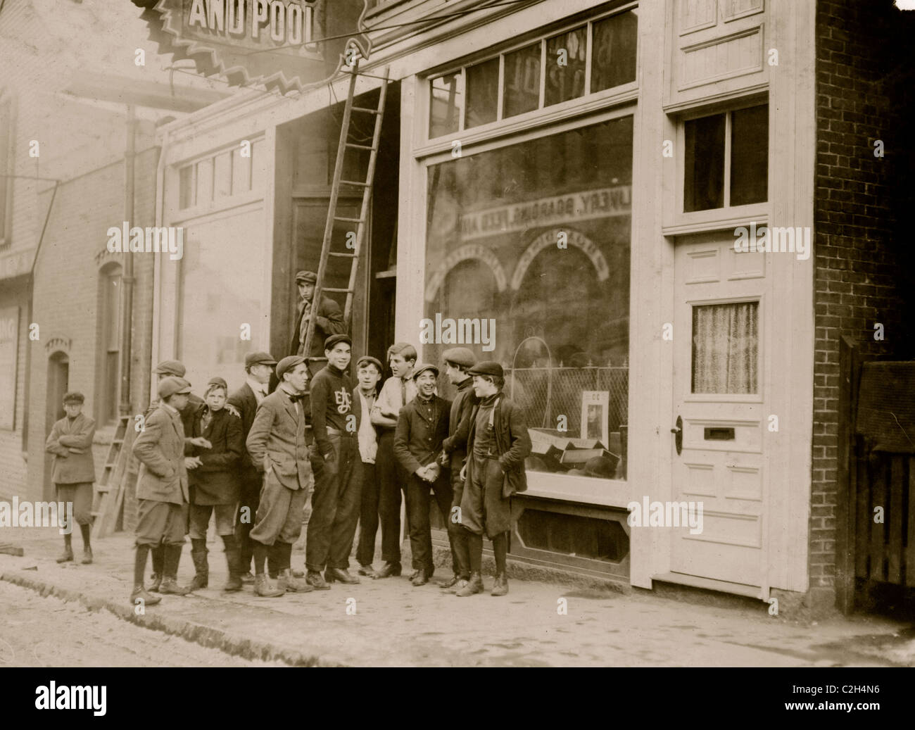 Elm sala biliardo e il gruppo di giovani mocassini. New Bedford, Massachusetts. Foto Stock