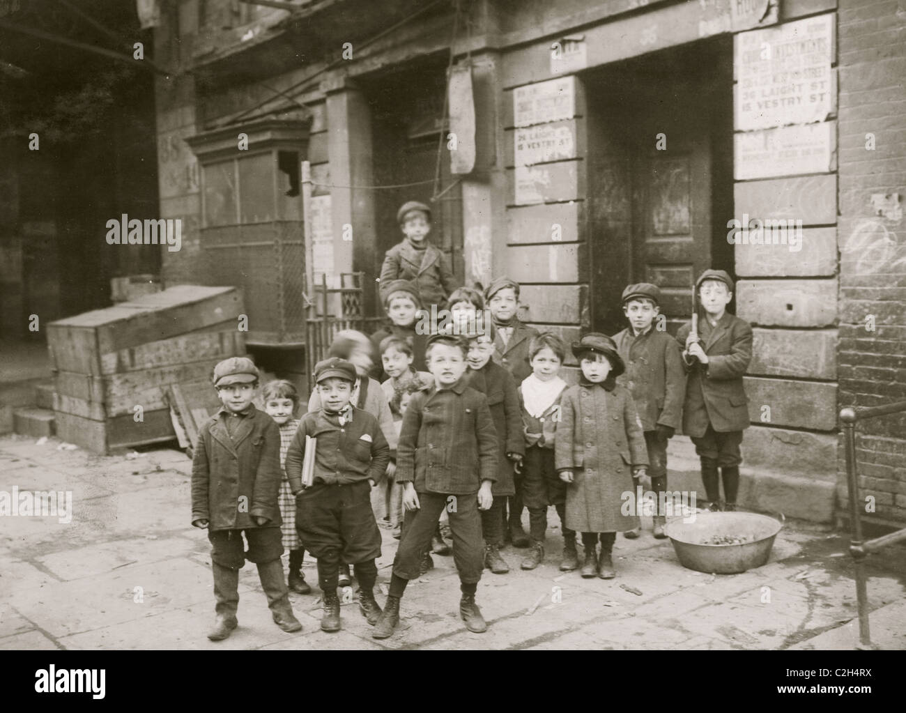 In un vicolo di retro di un immagine in movimento teatro sulla prima strada. I bambini sono stati appesi sulla "tage' ingresso--'peeking nell'. Foto Stock