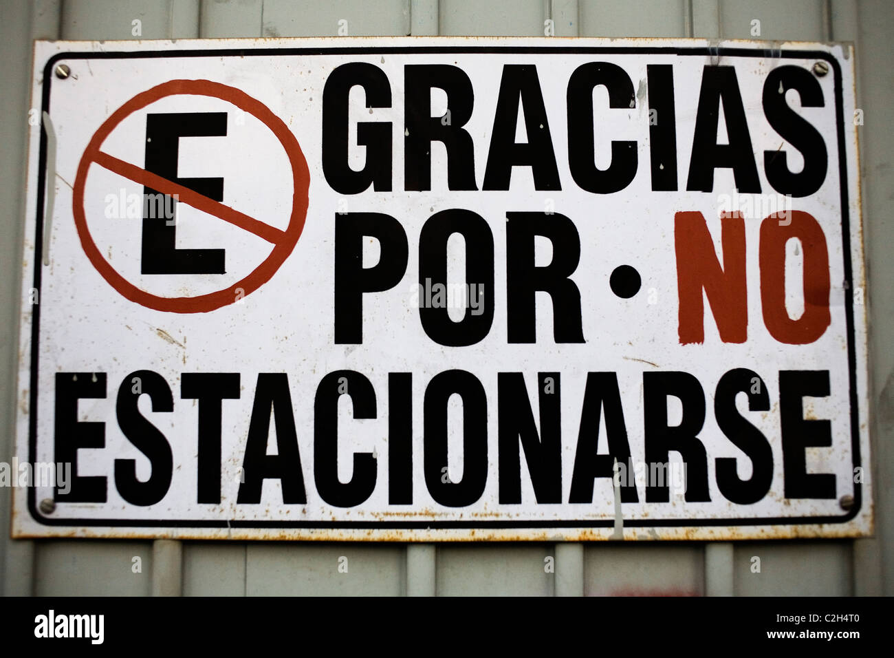 Nessun segno di parcheggio in lingua spagnola. Foto Stock