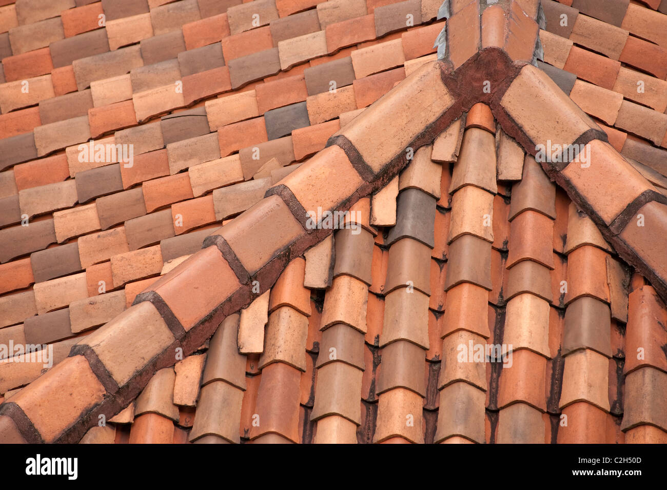 In piastrelle di terracotta tetto al Raffles Hotel, Singapore Foto Stock