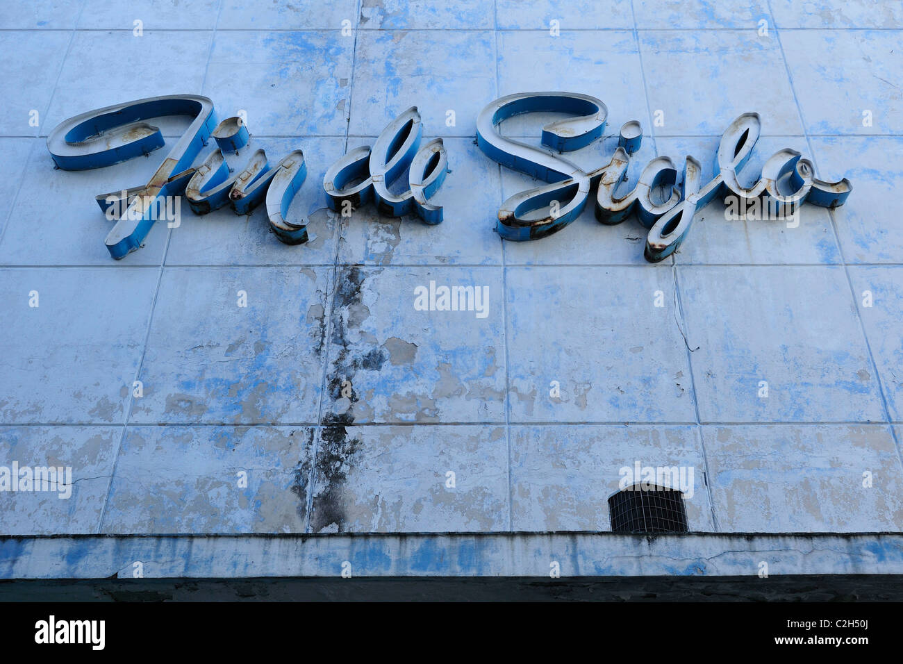 L'Avana. Cuba. Centro Habana. Fin de Siglo signage su un edificio del cinema. Foto Stock
