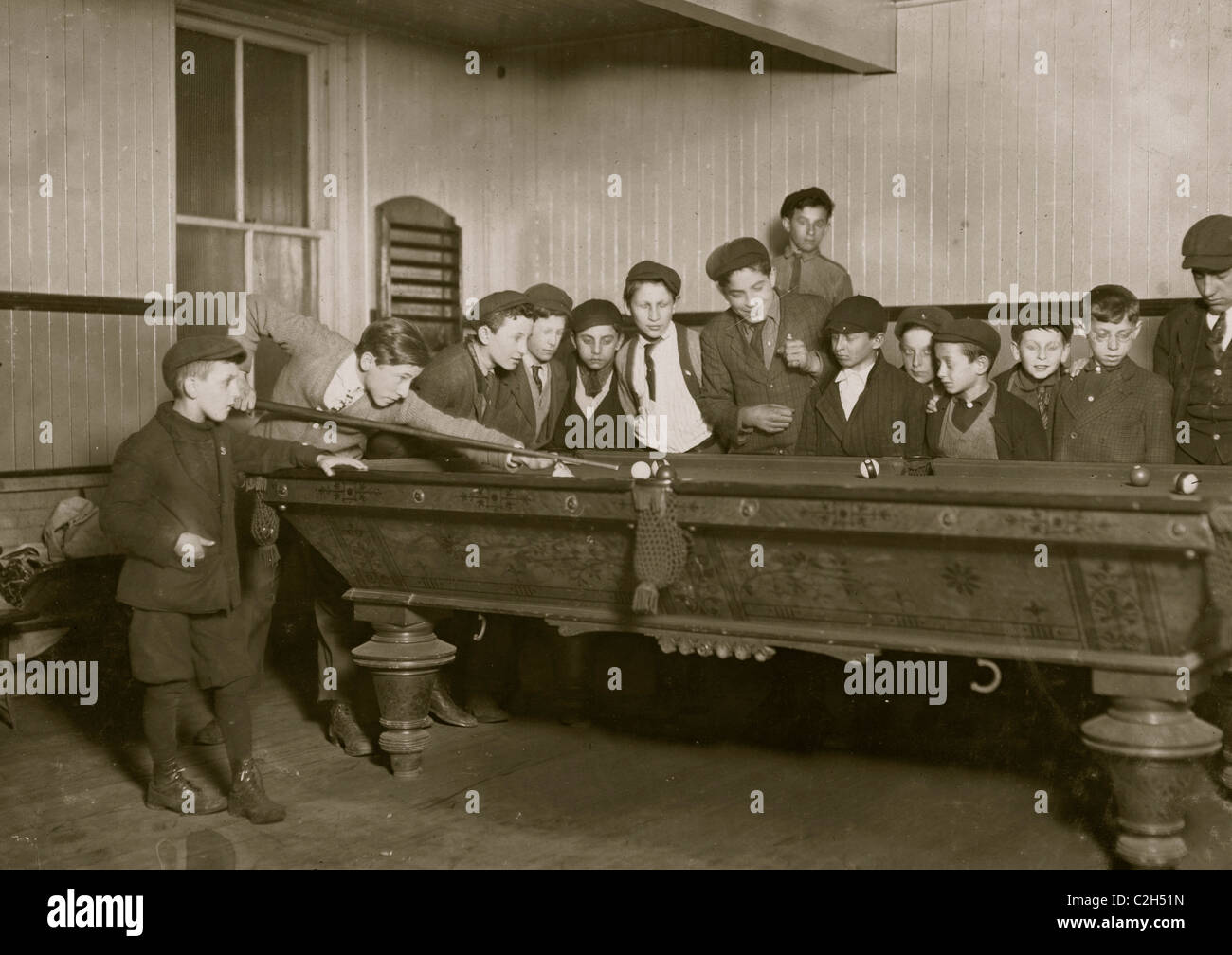 Un modo per controllare i ragazzi di strada. Una scena comune in Bancroft-Foote Boys Club, giocando a biliardo Foto Stock
