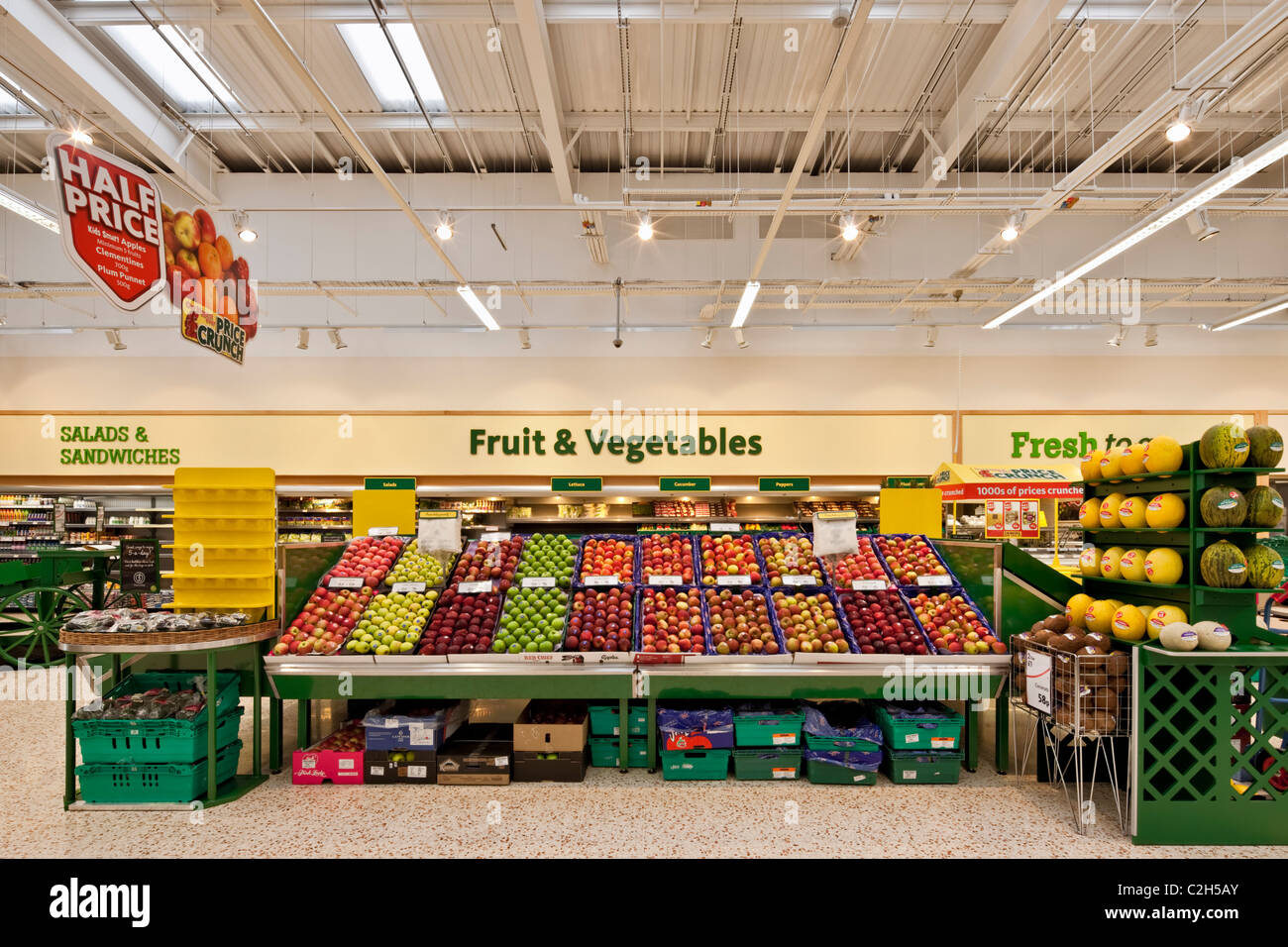 Visualizzazione di frutta e verdura al supermercato Foto Stock Visualizzazione di frutta e verdura al supermercato Foto Stock