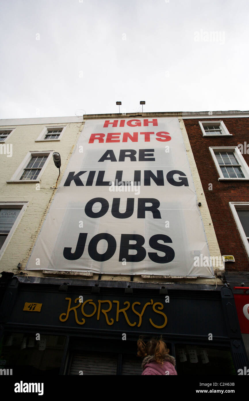 Cartello che diceva "Alta affitti stanno uccidendo i nostri posti di lavoro' appesa sopra un negozio di Dublino Grafton Street in Irlanda. Foto Stock