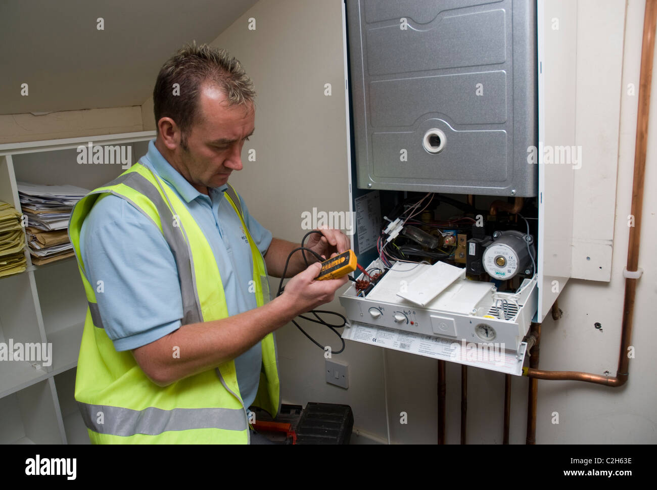 Riscaldamento centrale caldaia a gas per gli interventi di riparazione e manutenzione Foto Stock