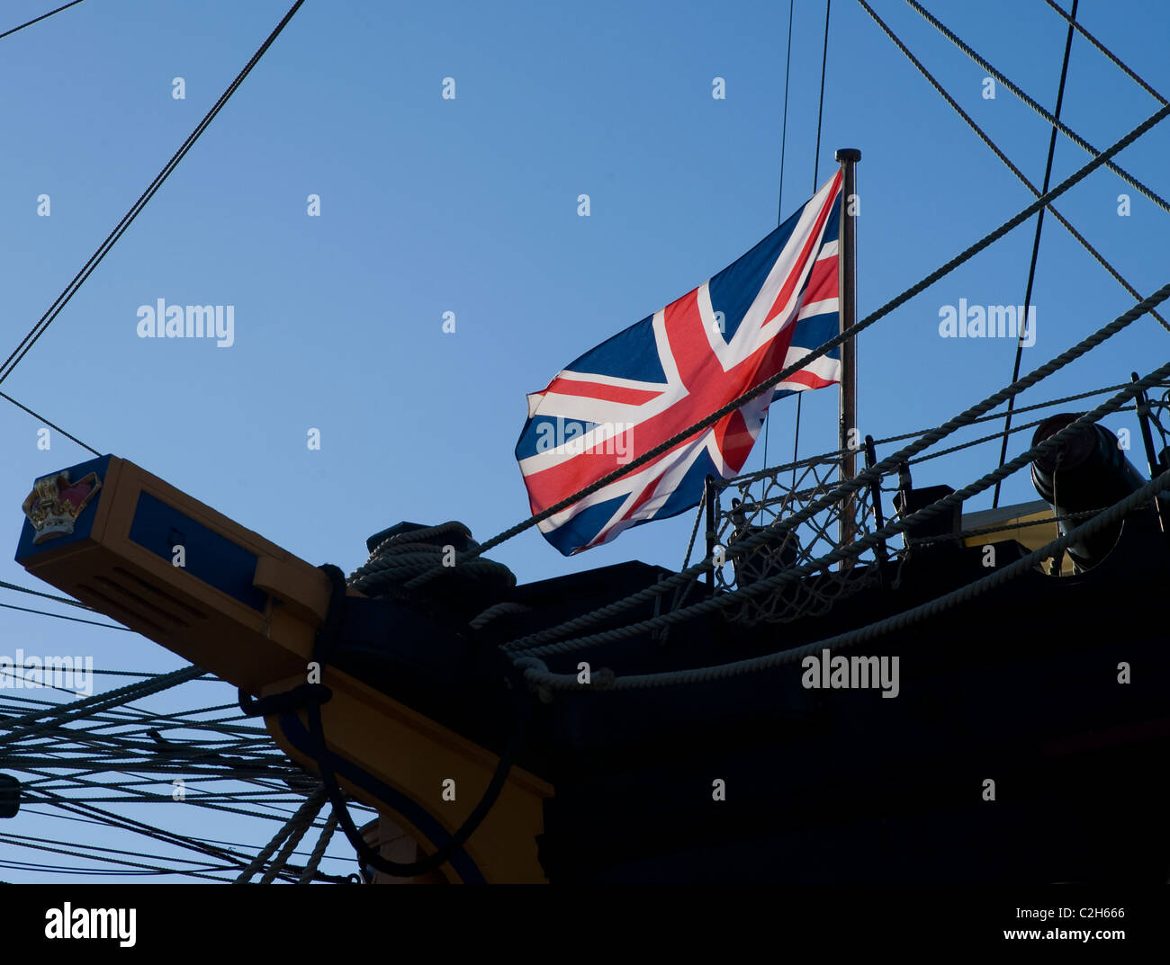 L'Unione Jack vola da jack personale di HMS Victory. I mondi commissionato più antica nave da guerra. Rosso Bianco bandiera blu cielo blu Foto Stock