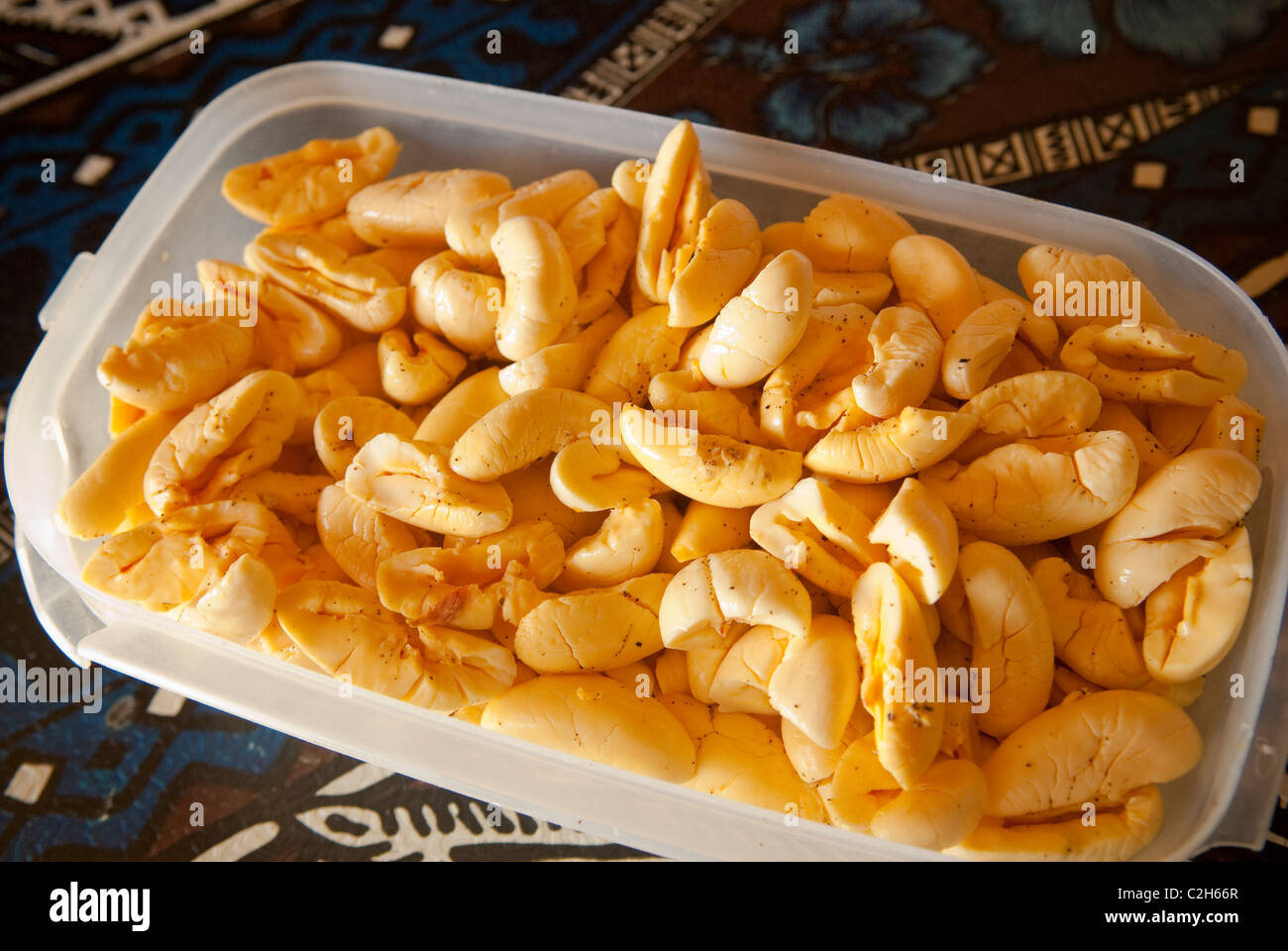 Contenitore di Ackee sgusciate frutta, un giamaicano cibo di graffa, Negril, Westmoreland, Giamaica Foto Stock