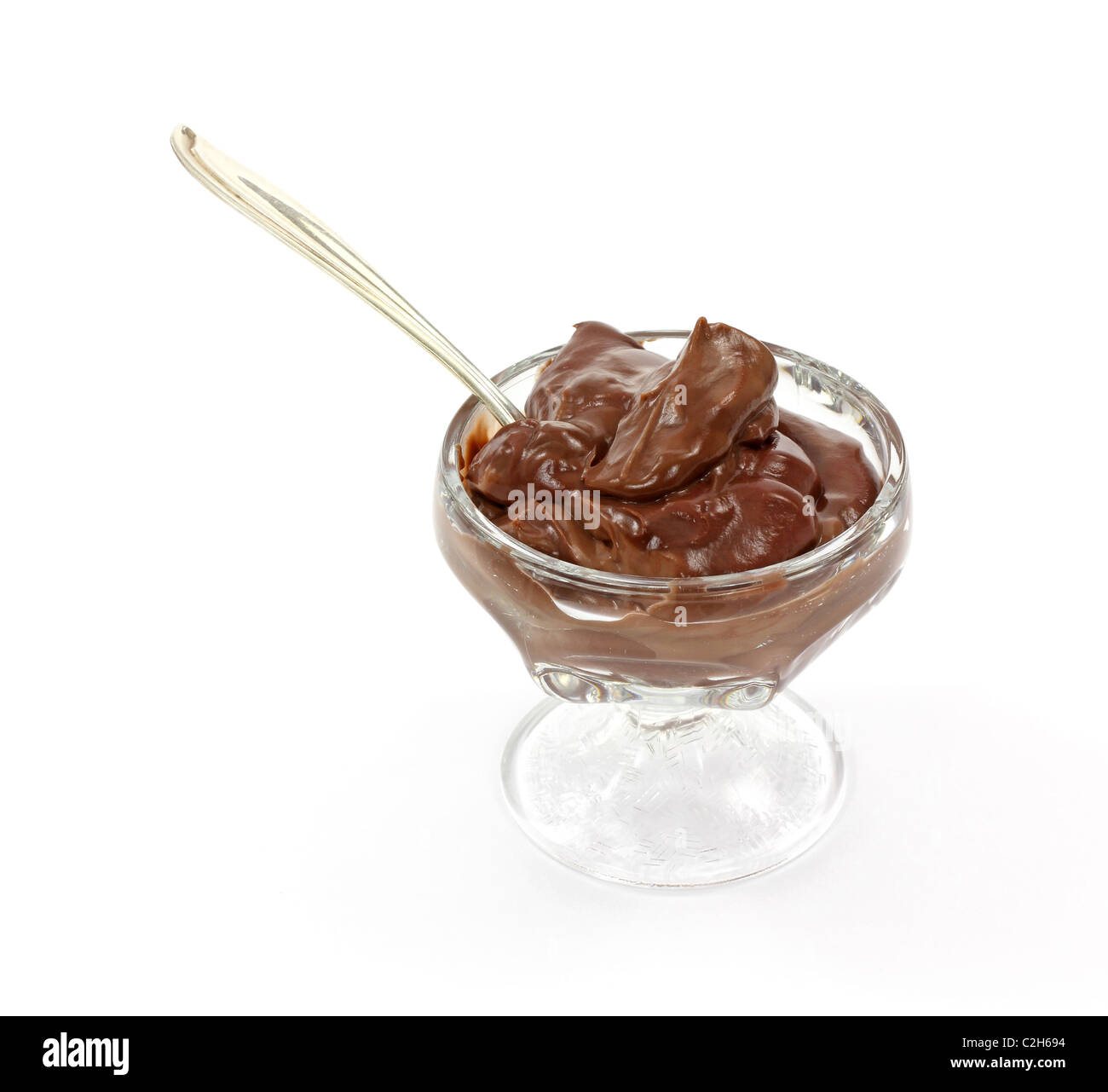 Budino di cioccolato nel piatto da dessert con cucchiaino Foto Stock