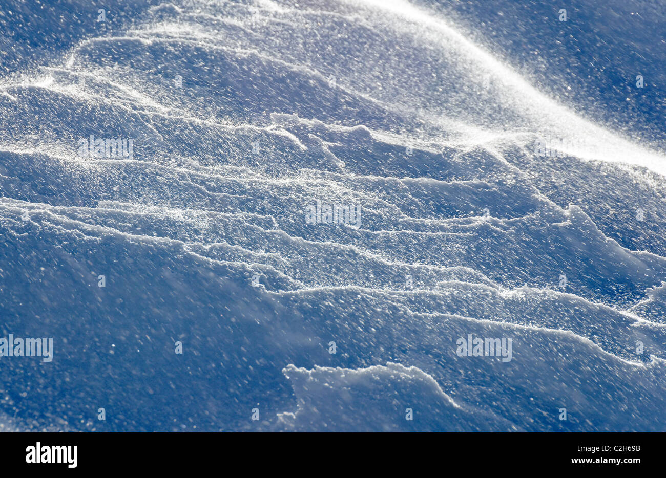 Essendo la neve soffiata da un forte vento di Haute Maurienne, Francia Foto Stock