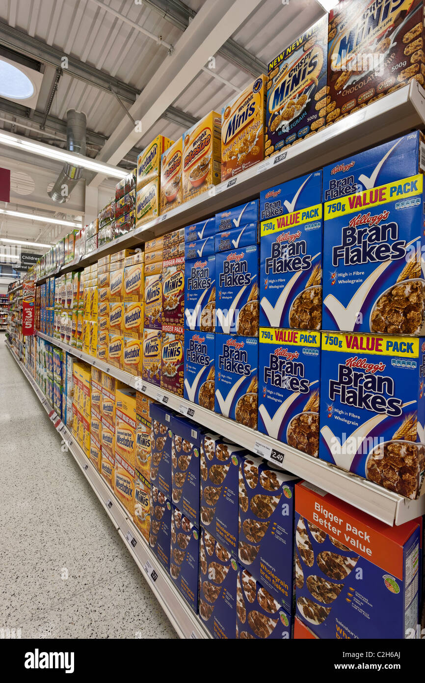 Visualizzazione di cereali per la prima colazione in un supermercato Foto Stock Visualizzazione di cereali per la prima colazione in un supermercato Foto Stock