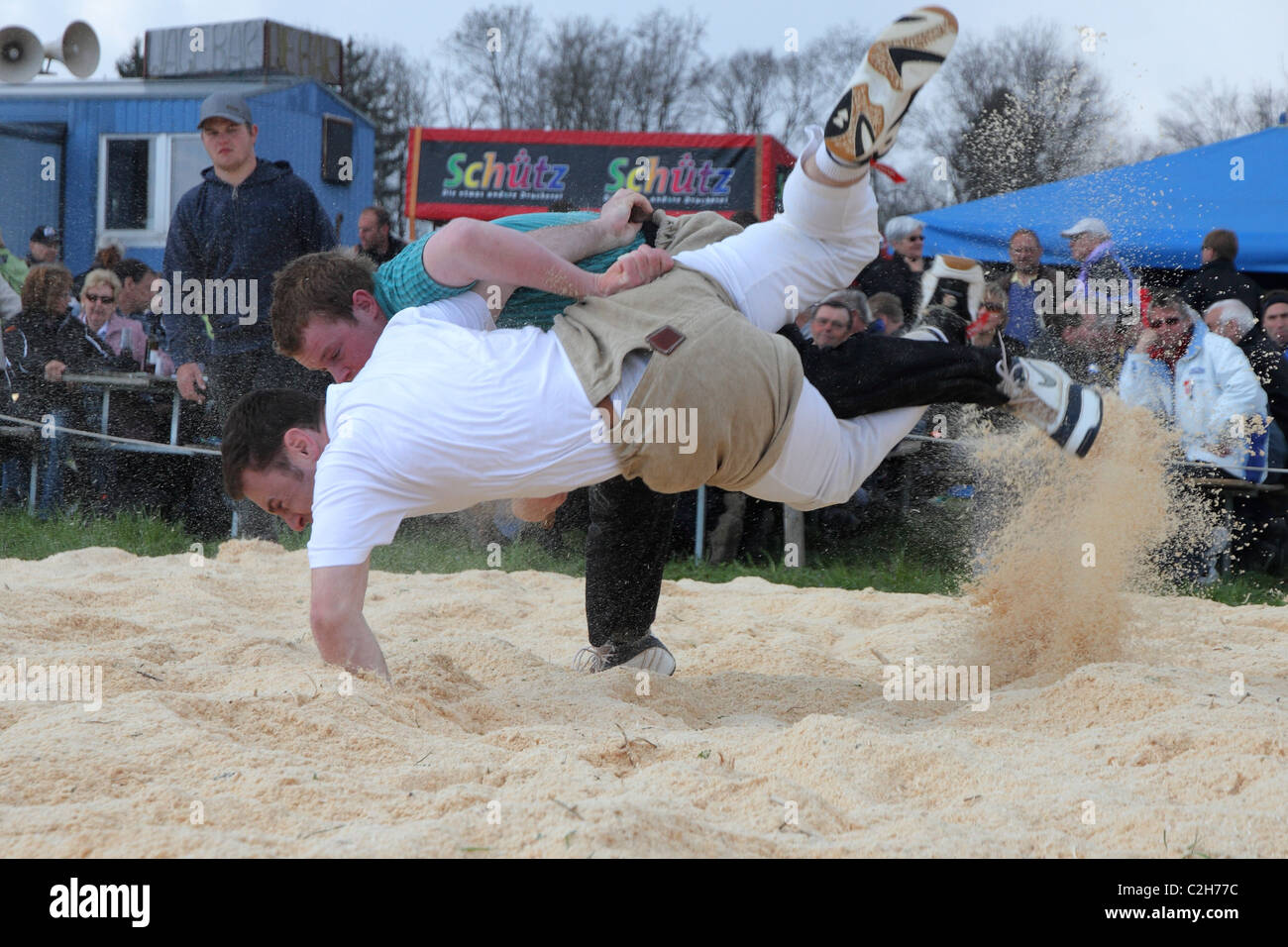 In Svizzera gli atleti di wrestling lotta per la vittoria di gettare il loro avversario sulla sua schiena aprile , Bonstetten, Svizzera Foto Stock