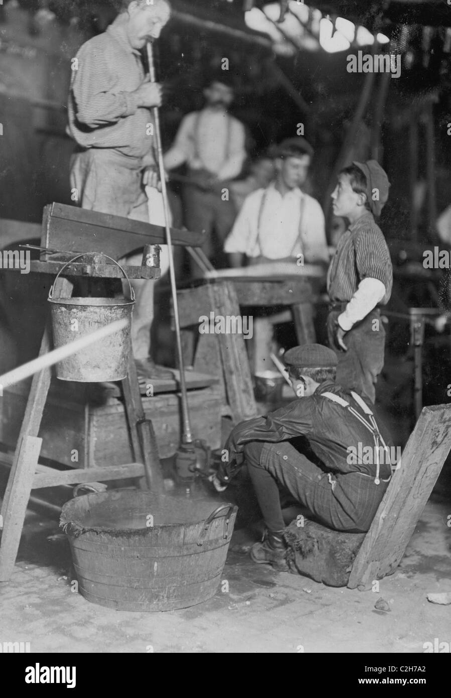 Il ventilatore e il ragazzo di stampo, Seneca Glass Works, Morgantown, W. Va. Foto Stock