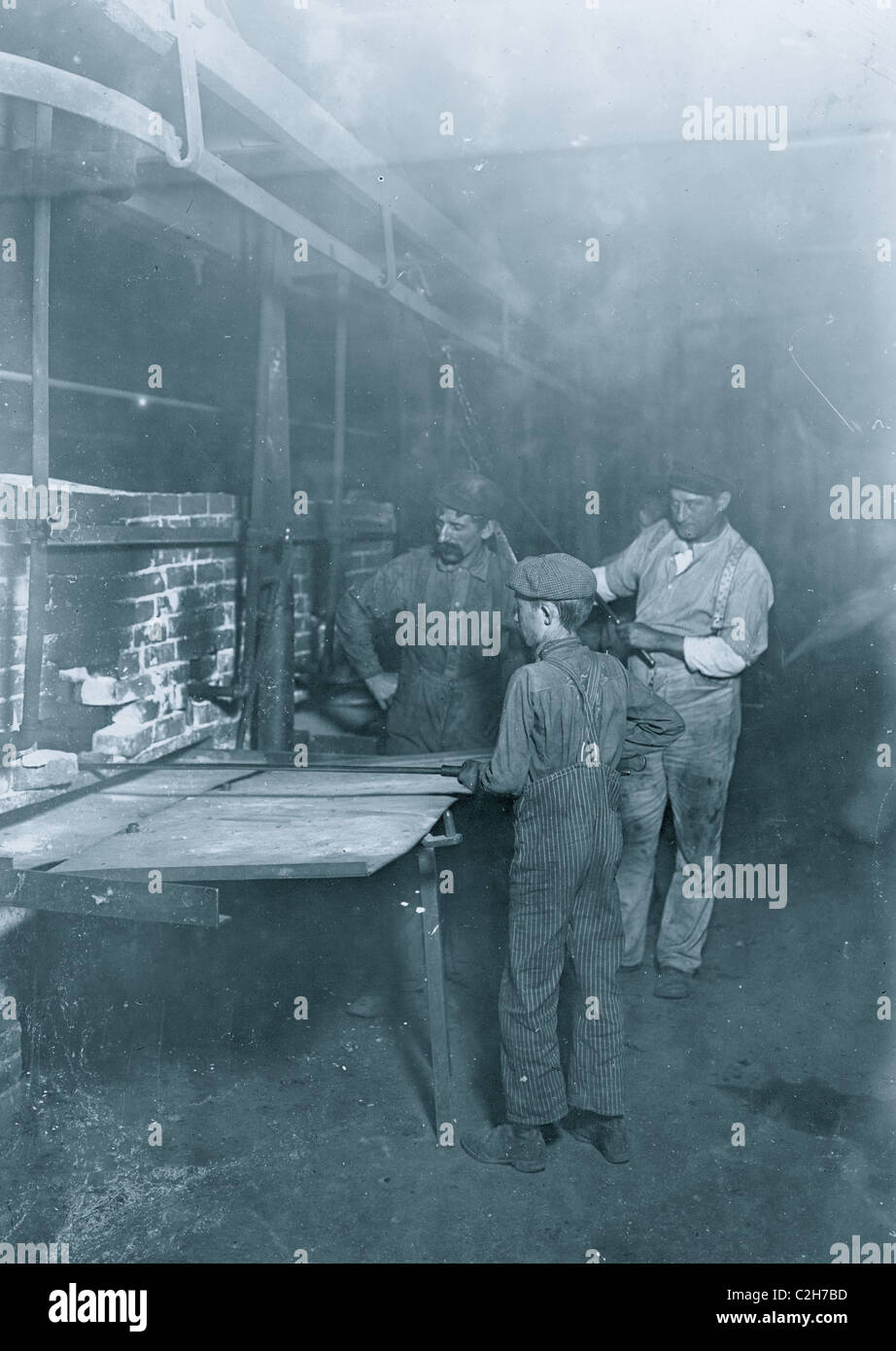 La " Realizzazione in Boy", nell'Indiana Glass Works, 1:00 A.M., Foto Stock