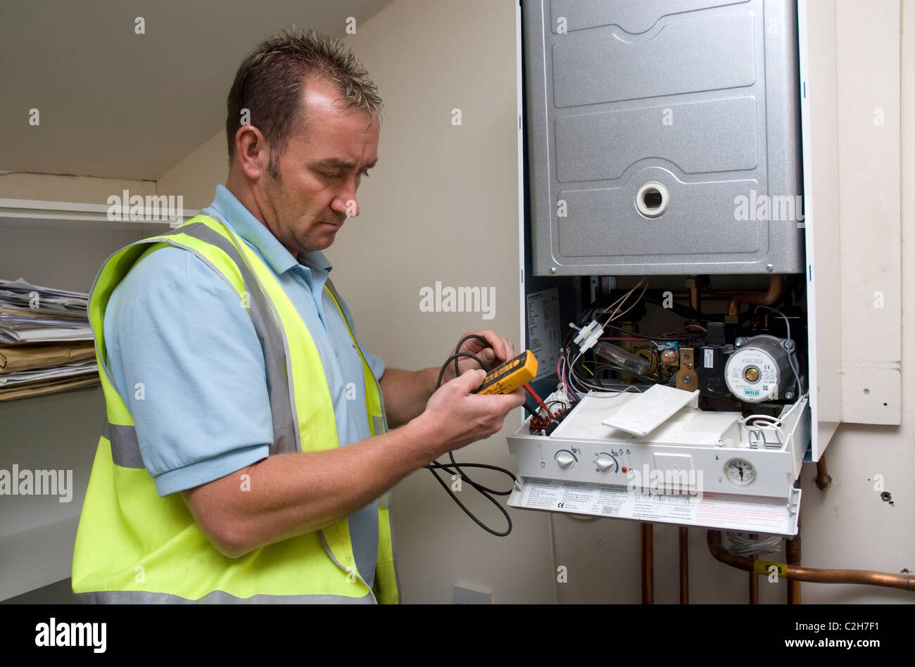 Riscaldamento centrale caldaia a gas per gli interventi di riparazione e manutenzione Foto Stock