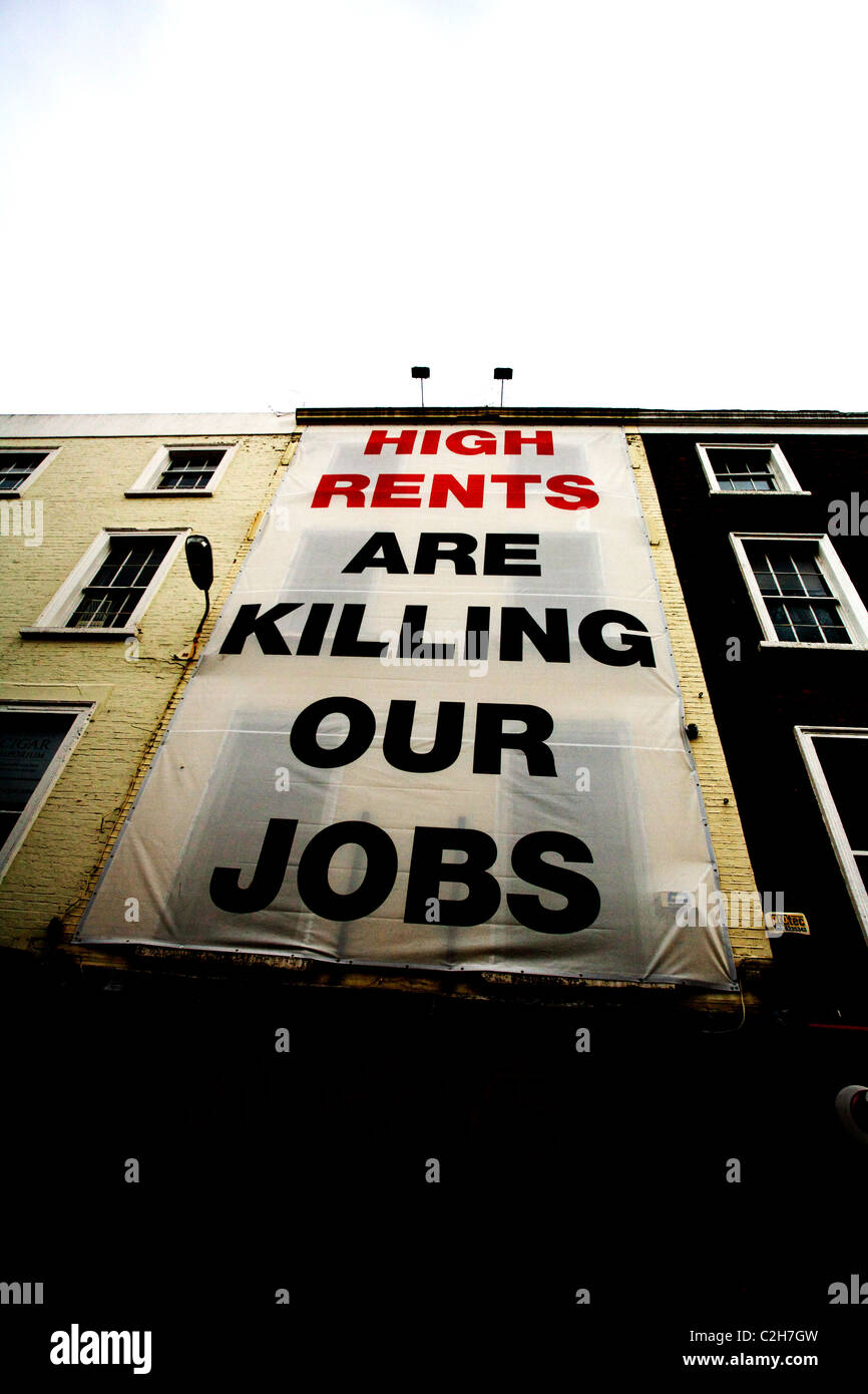 Cartello che diceva "Alta affitti stanno uccidendo i nostri posti di lavoro' appesa sopra un negozio di Dublino Grafton Street in Irlanda. Foto Stock