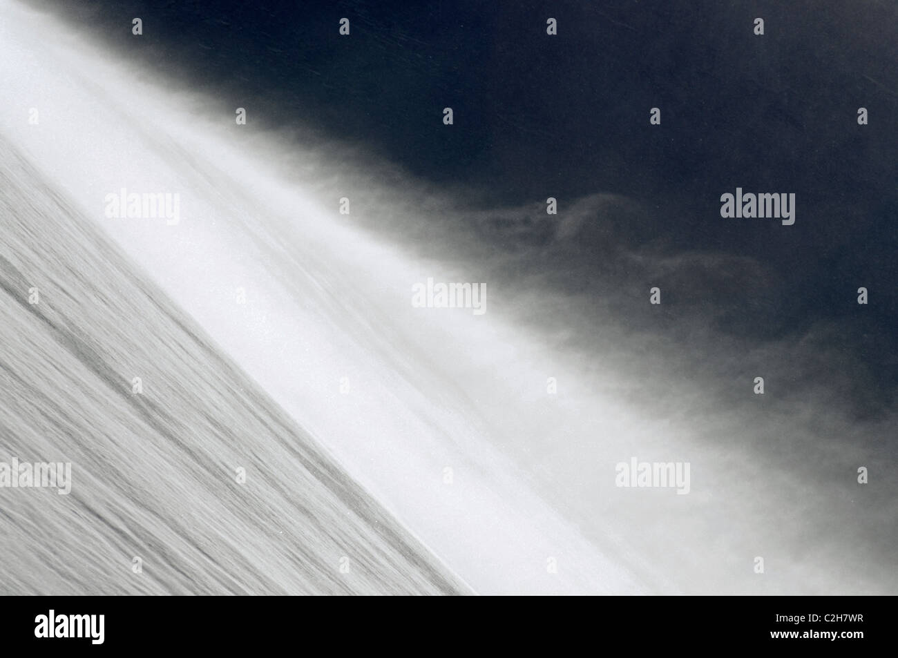 Essendo la neve soffiata da un forte vento di Haute Maurienne, Francia Foto Stock
