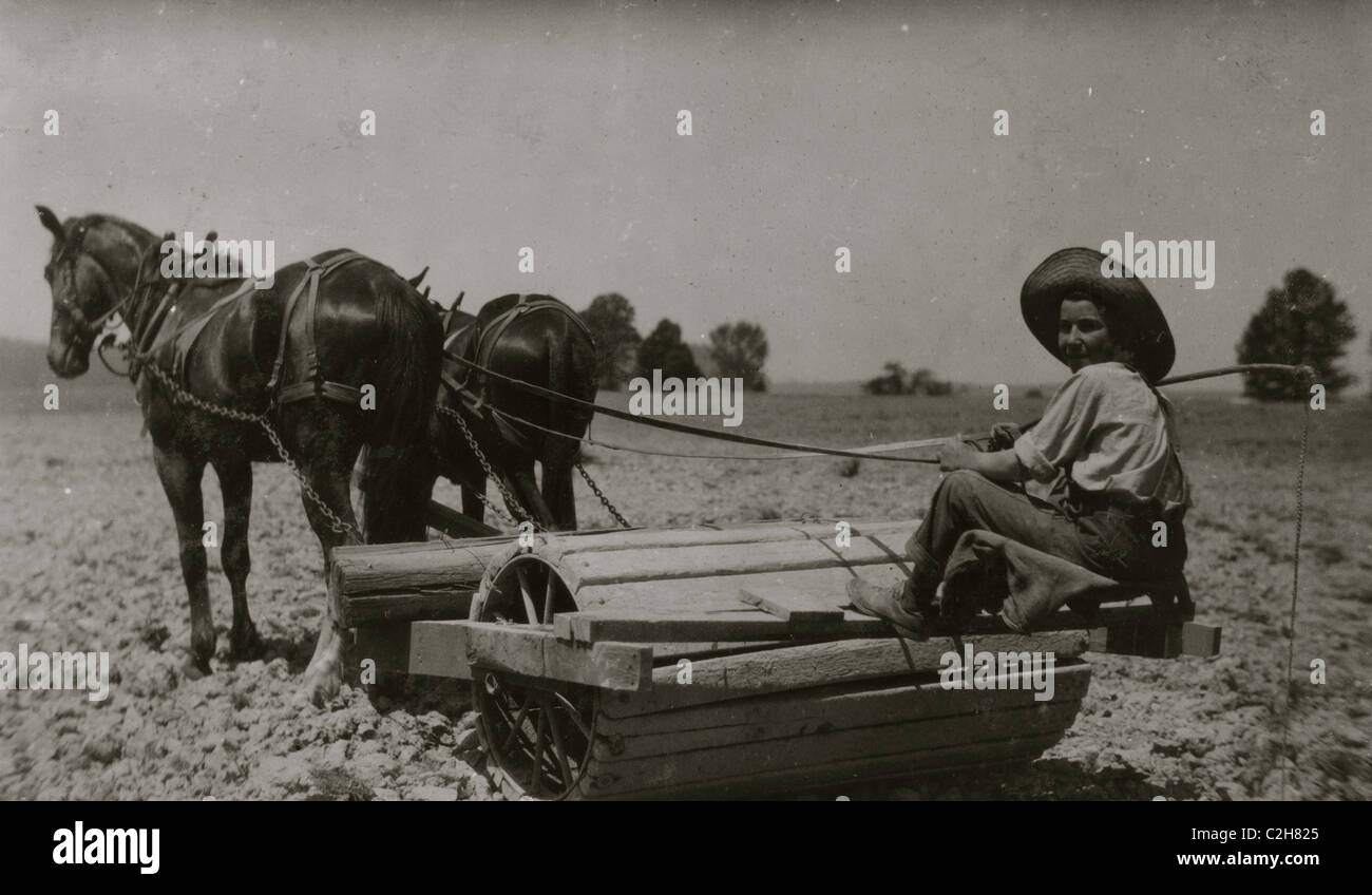 Harry Dewitt la movimentazione di un rullo sul suo padre's farm Foto Stock