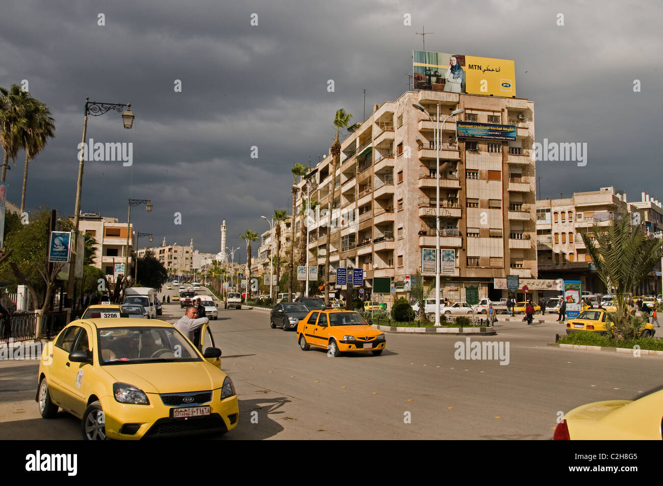 Hama Siria vecchio nuovo traffico taxi street city town Foto Stock