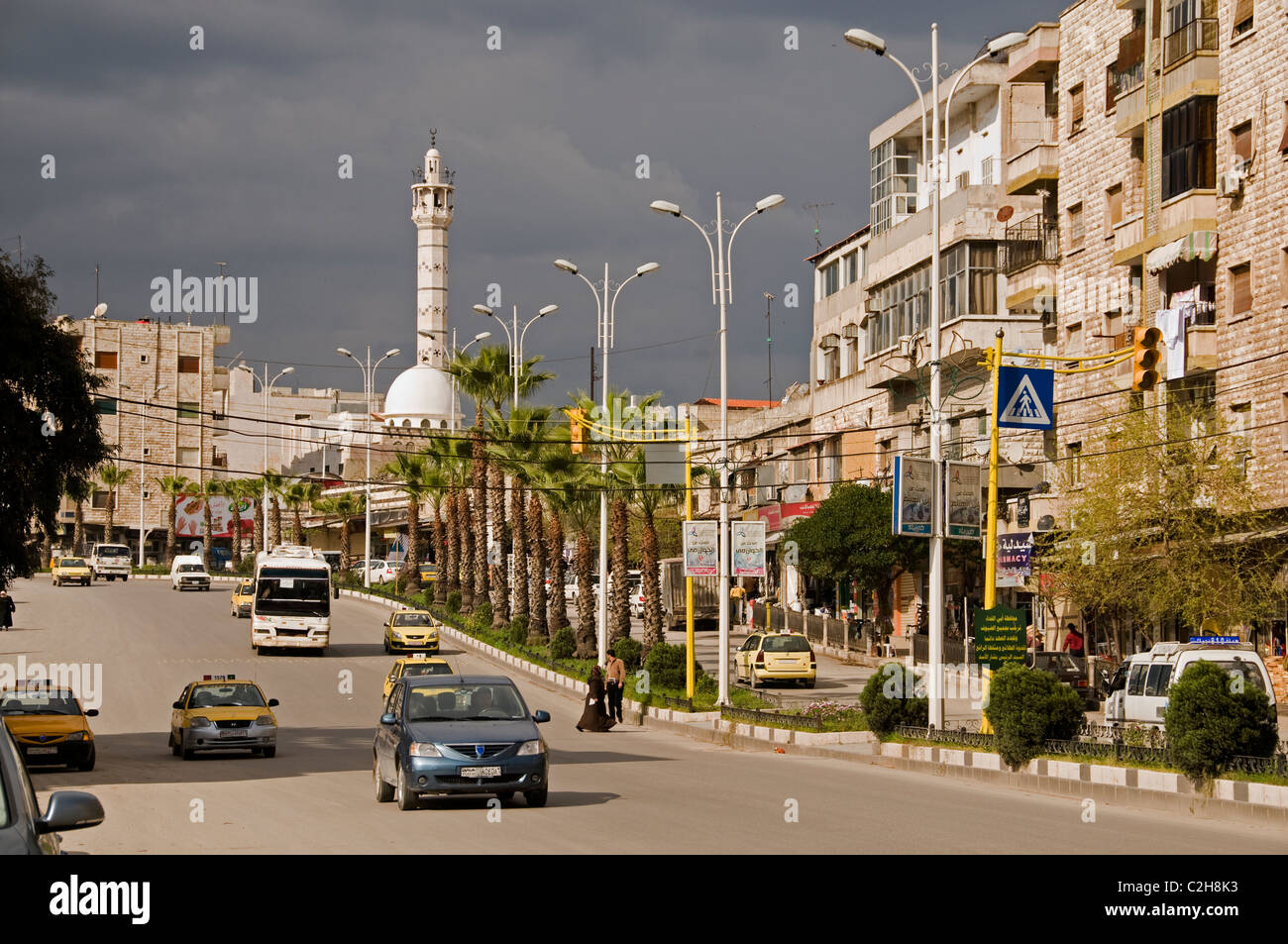 Hama Siria nuovo traffico taxi road city città moderna Foto Stock