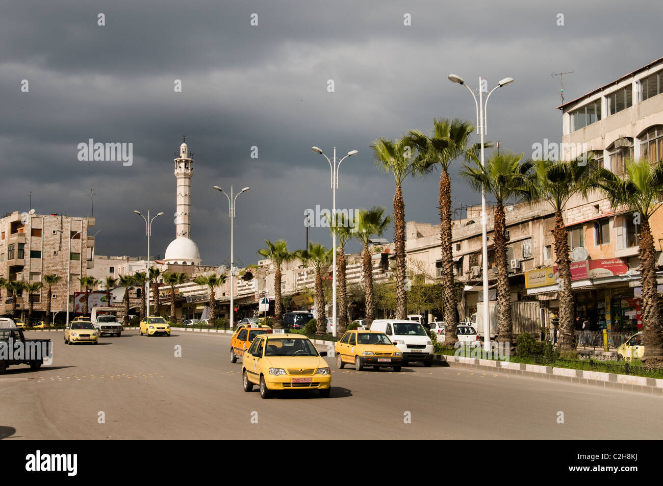 Hama Siria vecchio nuovo traffico taxi street city town Foto Stock