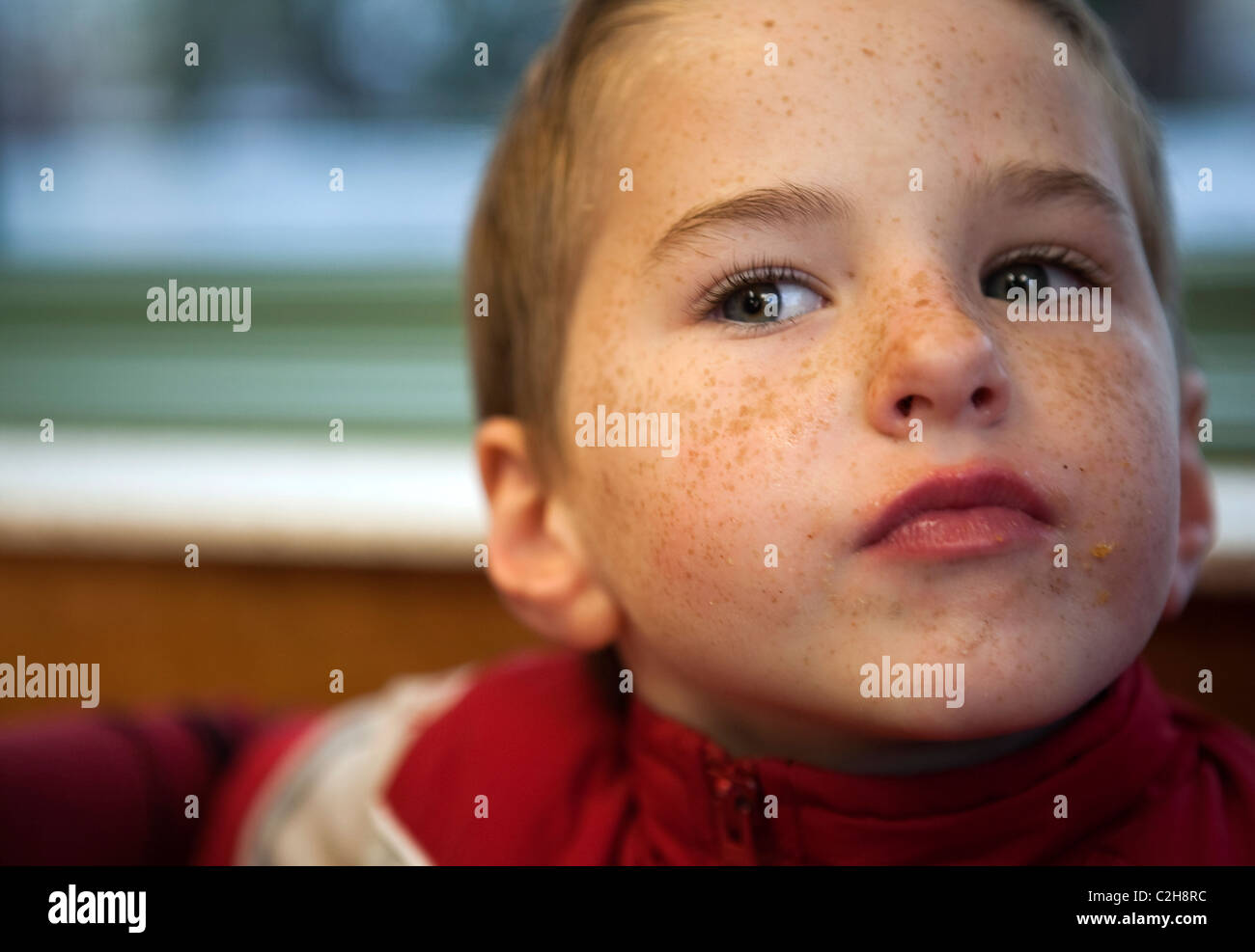 5 anno vecchio ragazzo catturato in un momento pensieroso. Foto Stock