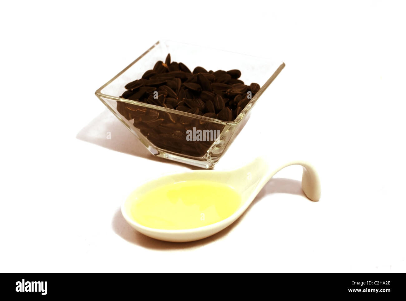 Olio di semi di girasole e semi isolato su sfondo bianco Foto Stock