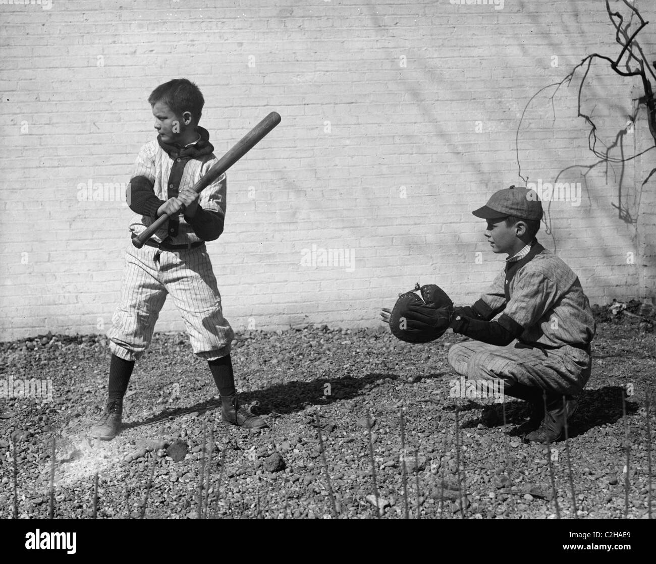 Youg giocatore di baseball a Bat Foto Stock