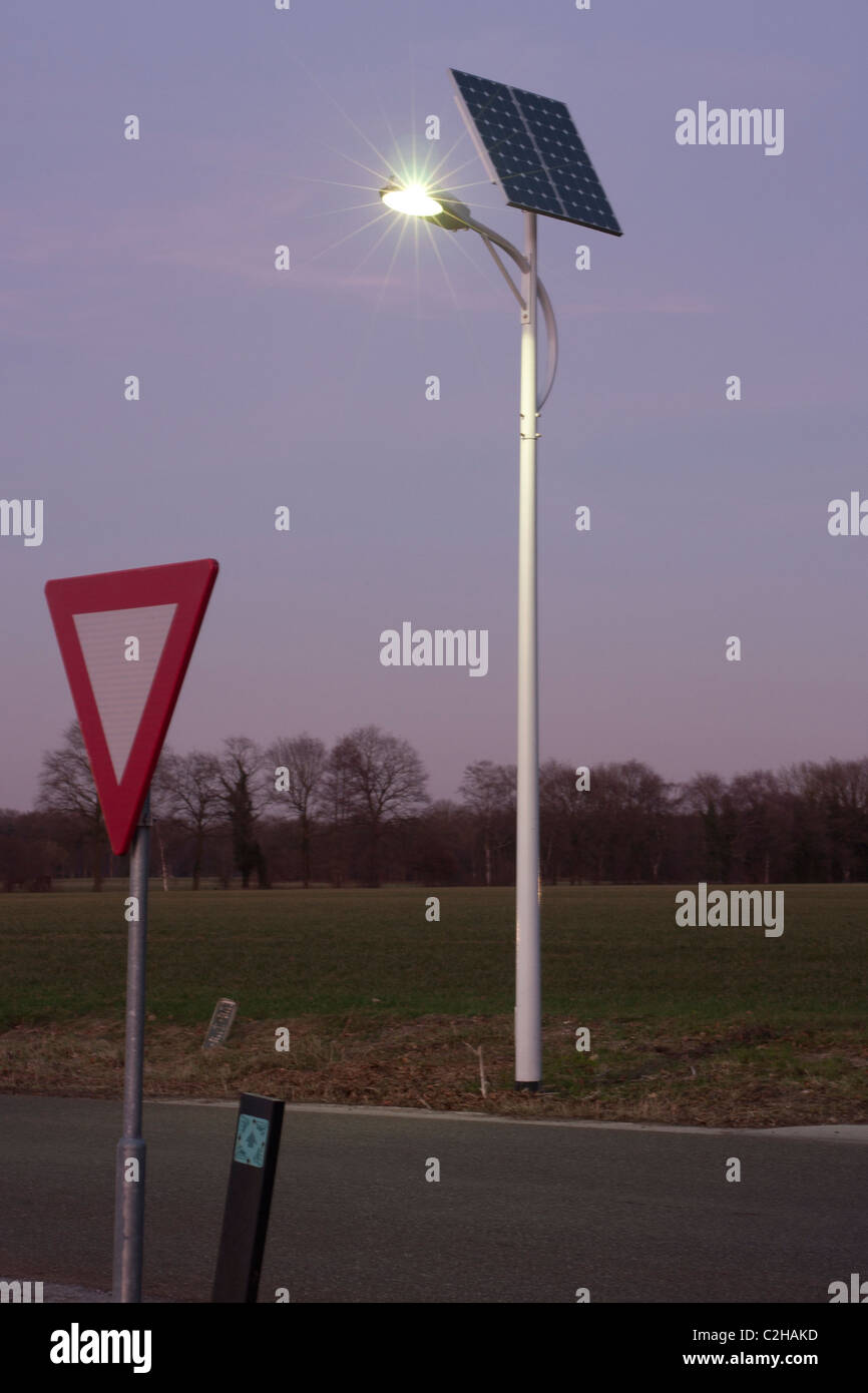 Efficienza energetica stand alone Led luci per la circolazione su strada acceso con pannello solare come fonte di alimentazione Foto Stock