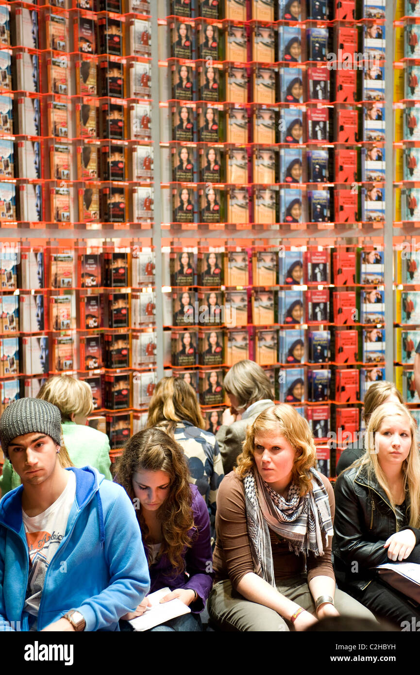 I giovani presso lo stand di Knaur Verlag, Frankfurt am Main, Germania Foto Stock