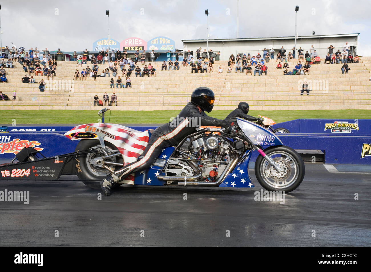 Australian nitro alimentato Harley Davidson in base Top Bike drag racers linea fino alla linea di partenza pronto per la gara Foto Stock