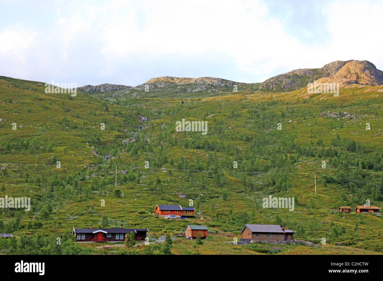 Paesaggio di montagna con case in Norvegia. Europa scandinavo. Foto Stock