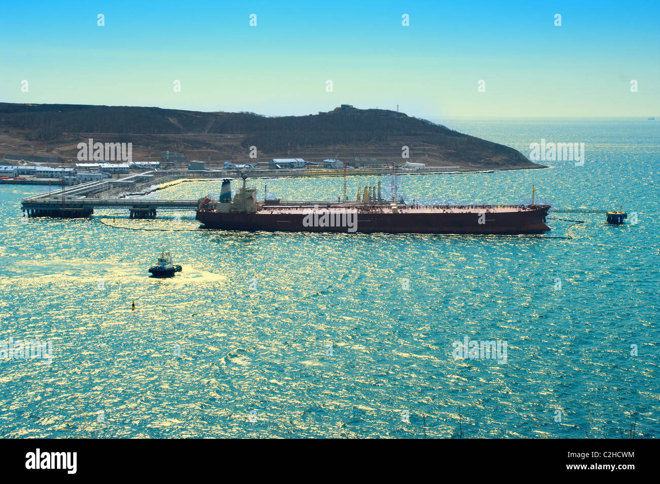 Cisterna olio di carico nel porto di mare Foto Stock