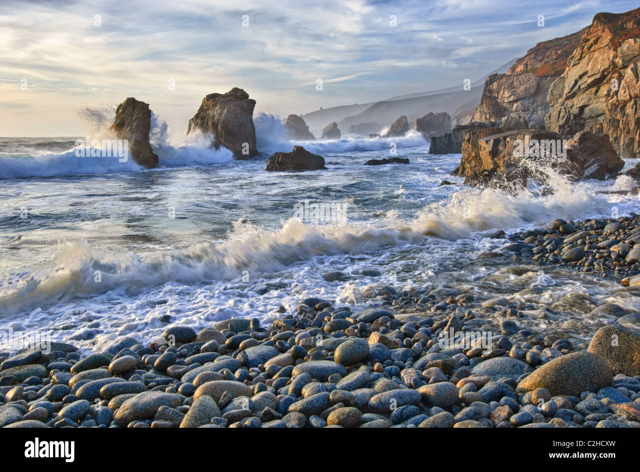 Vista delle onde che si infrangono dal punto Soberanes in Garrapata State Park. Foto Stock